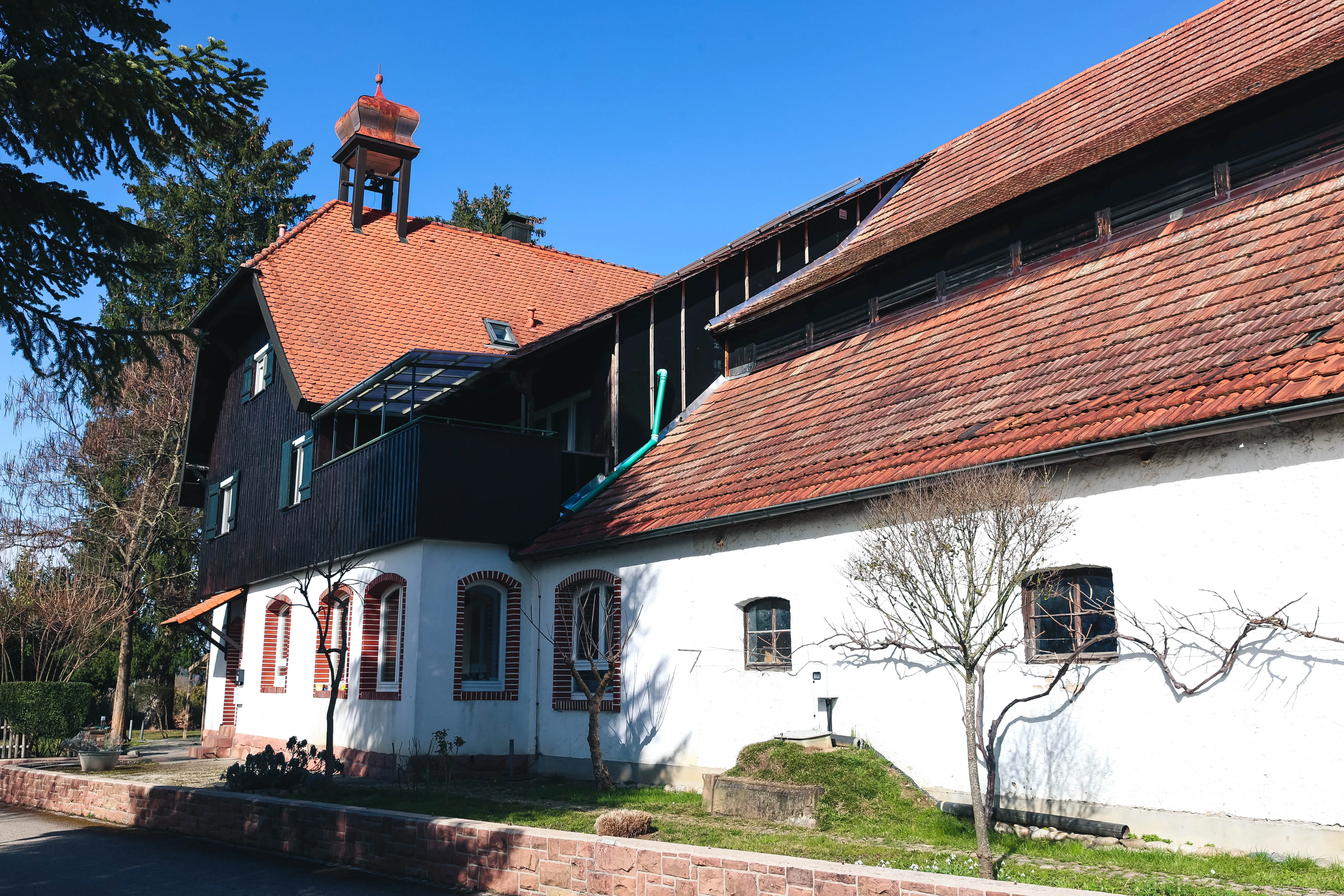 Der Betesda-Hof im Schwarzwald mit rotem Ziegeldach und Glockenturm