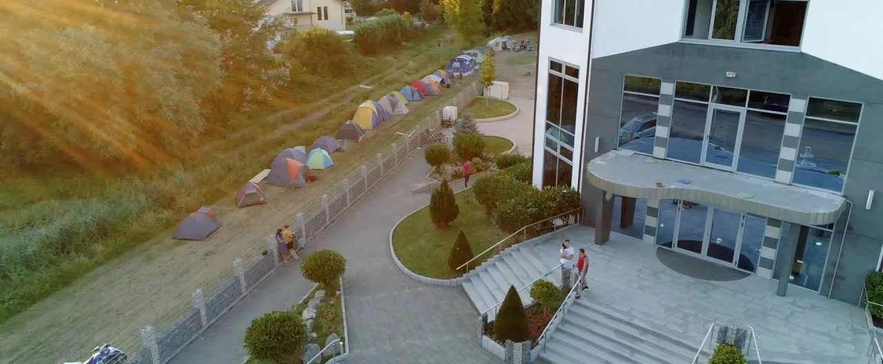 Zeltlager des Kindercamps entlang des Gemeindegeländes im Abendlicht